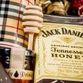 UPOMINEK ŚWIĄTECZNY Z WHISKEY ES103 MIODOWY RAJ (3).jpg