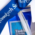 detal-1 Prezent z kawą i herbatą BJ75 Błękit nieba.jpg niebieski podarunek niebieska wstążka