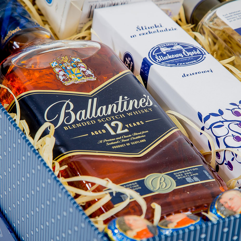 12-letnia whisky Ballantine's 0,7l Wódka najwyższej jakości J.A.Baczewski 0,7l Śliwki w czekoladzie deserowej 54%cocoa Śliwkowy Ogród 140g Szwajcarska czekolada mleczna z kawałkami orzechów 18 kawałków 100g Orzech laskowy w białej czekoladzie Marianny Orańskiej 50g Mleczna czekoladka z nadzieniem orzechowym i całymi orzechami laskowymi 40g 2szt. Miód polski wielokwiatowy w słoiczku 40g 2szt. Praliny marcepanowe Mozart 3szt. Pudełko ozdobne z wypełnieniem Ozdoba świąteczna  Woreczek celofanowy z kokardką