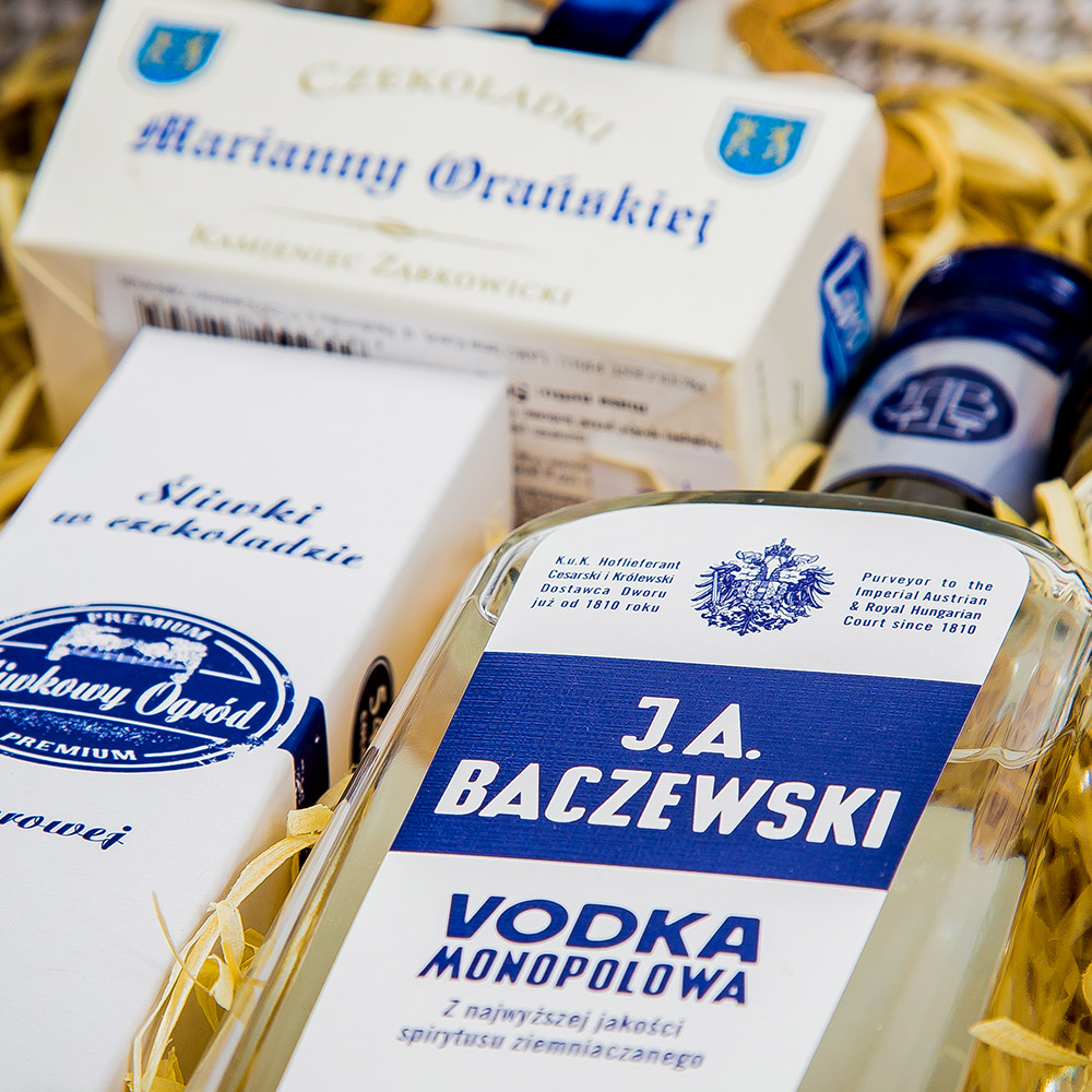 12-letnia whisky Ballantine's 0,7l Wódka najwyższej jakości J.A.Baczewski 0,7l Śliwki w czekoladzie deserowej 54%cocoa Śliwkowy Ogród 140g Szwajcarska czekolada mleczna z kawałkami orzechów 18 kawałków 100g Orzech laskowy w białej czekoladzie Marianny Orańskiej 50g Mleczna czekoladka z nadzieniem orzechowym i całymi orzechami laskowymi 40g 2szt. Miód polski wielokwiatowy w słoiczku 40g 2szt. Praliny marcepanowe Mozart 3szt. Pudełko ozdobne z wypełnieniem Ozdoba świąteczna  Woreczek celofanowy z kokardką