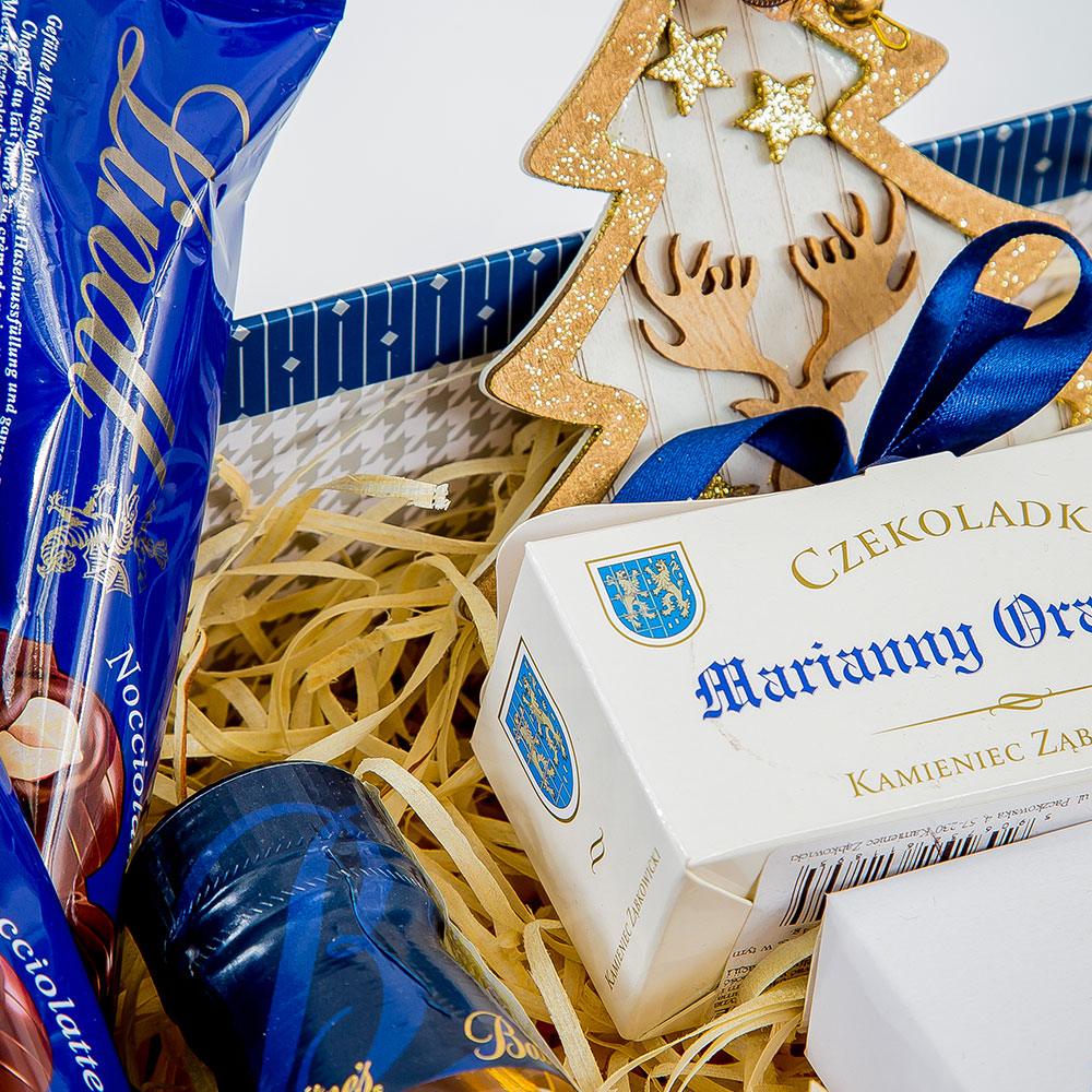 12-letnia whisky Ballantine's 0,7l Wódka najwyższej jakości J.A.Baczewski 0,7l Śliwki w czekoladzie deserowej 54%cocoa Śliwkowy Ogród 140g Szwajcarska czekolada mleczna z kawałkami orzechów 18 kawałków 100g Orzech laskowy w białej czekoladzie Marianny Orańskiej 50g Mleczna czekoladka z nadzieniem orzechowym i całymi orzechami laskowymi 40g 2szt. Miód polski wielokwiatowy w słoiczku 40g 2szt. Praliny marcepanowe Mozart 3szt. Pudełko ozdobne z wypełnieniem Ozdoba świąteczna  Woreczek celofanowy z kokardką