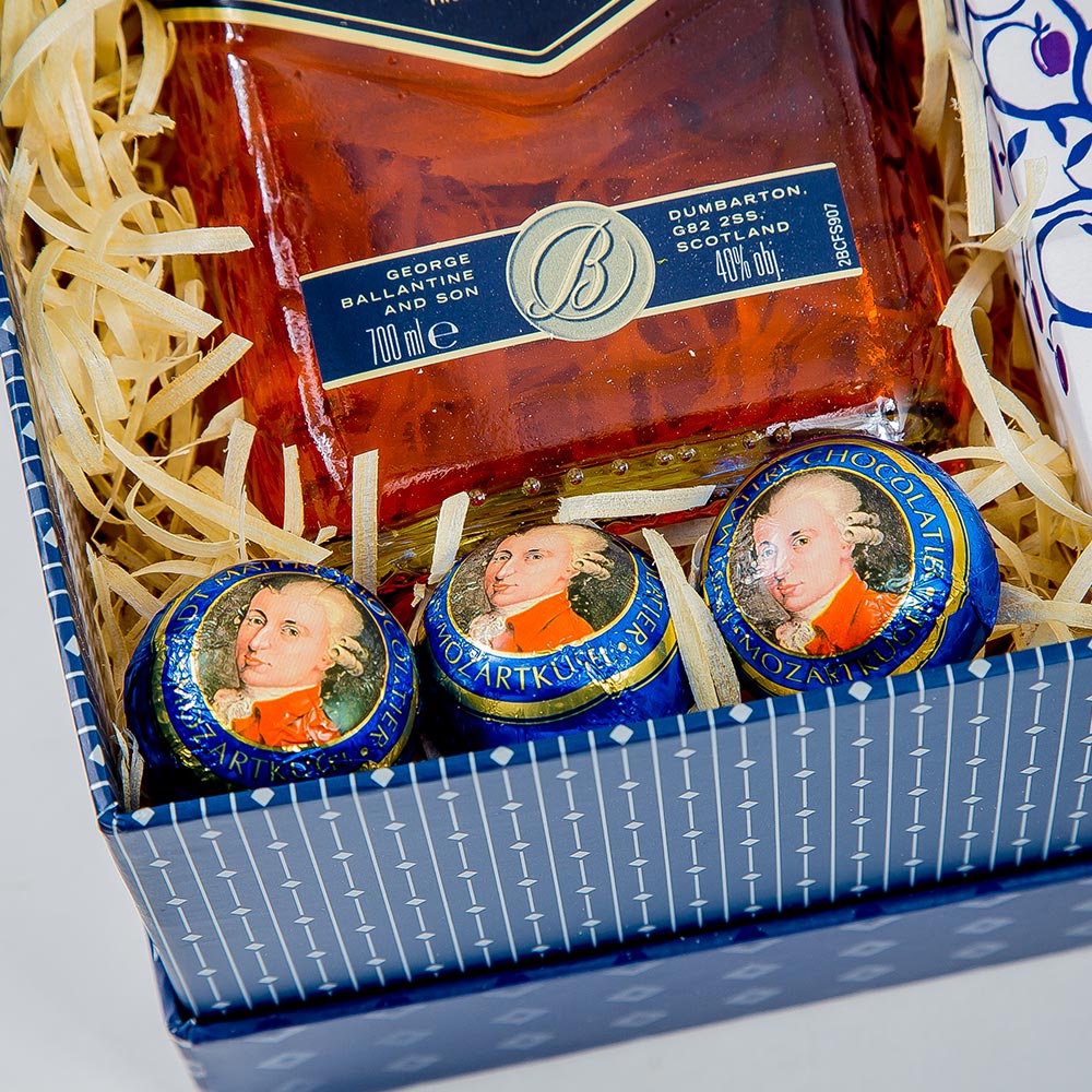 12-letnia whisky Ballantine's 0,7l Wódka najwyższej jakości J.A.Baczewski 0,7l Śliwki w czekoladzie deserowej 54%cocoa Śliwkowy Ogród 140g Szwajcarska czekolada mleczna z kawałkami orzechów 18 kawałków 100g Orzech laskowy w białej czekoladzie Marianny Orańskiej 50g Mleczna czekoladka z nadzieniem orzechowym i całymi orzechami laskowymi 40g 2szt. Miód polski wielokwiatowy w słoiczku 40g 2szt. Praliny marcepanowe Mozart 3szt. Pudełko ozdobne z wypełnieniem Ozdoba świąteczna  Woreczek celofanowy z kokardką